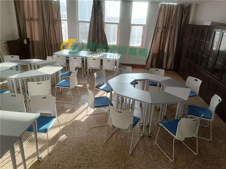 創(chuàng  )客教室互動(dòng)課桌椅